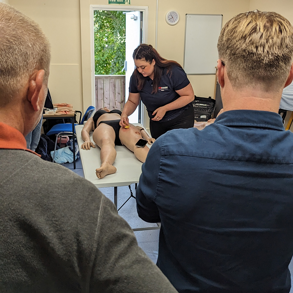 SIMBODIES tutor demonstrates moulage make-up
